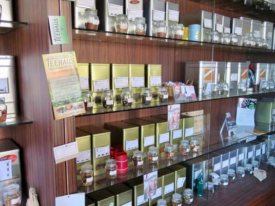 Zahlreiche Behälter mit verschiedenen Teesorten