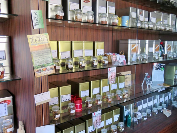 Zahlreiche Behälter mit verschiedenen Teesorten