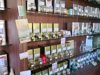 Denvers-Tee.jpg Zahlreiche Behälter mit verschiedenen Teesorten