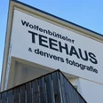Hausfassade mit Schriftzug "Wolfenbütteler Teehaus"