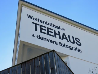Hausfassade mit Schriftzug "Wolfenbütteler Teehaus"