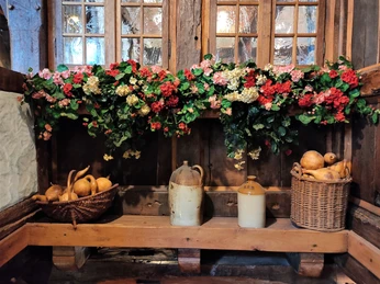 Einrichtung Alt Heidelberg Blumendeko, Körbe mit Brötchen und alte Kannen