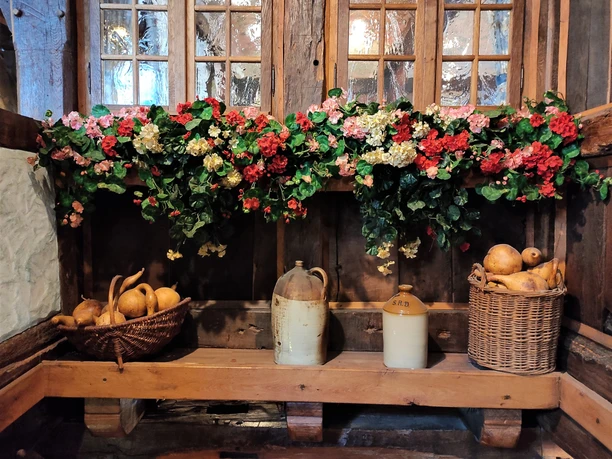 Einrichtung Alt Heidelberg Blumendeko, Körbe mit Brötchen und alte Kannen