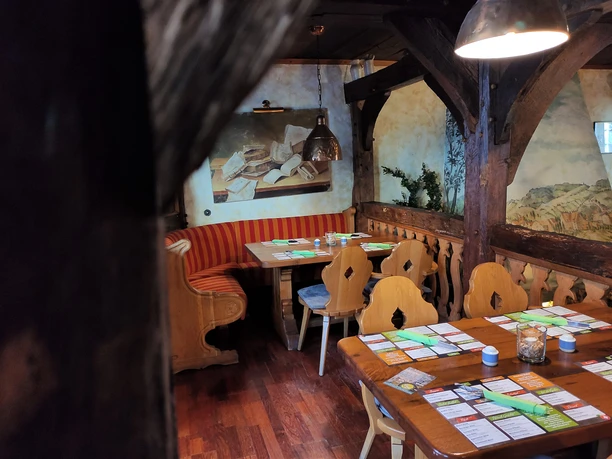 Blick auf eingedeckte Sitzplätze im Alt Heidelberg