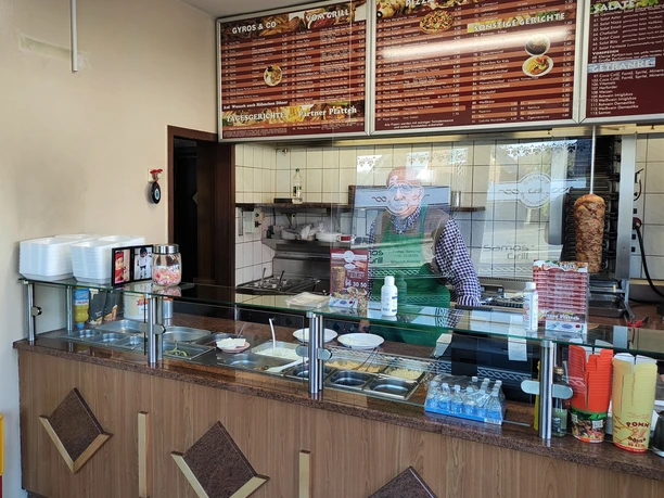 Blick auf den Tresen im Samos Grill, im Hintergrund ist die Speisekarte an der Wand