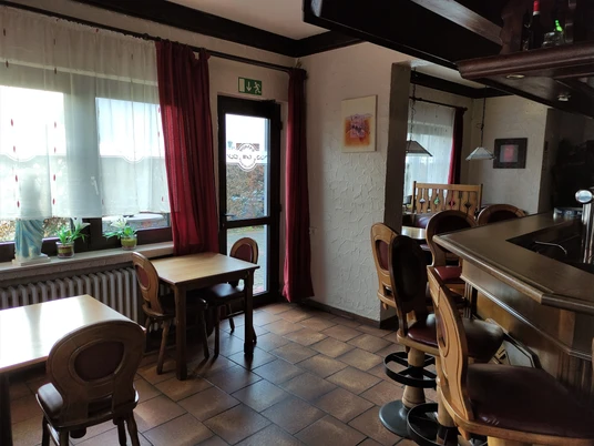 Gastraum Samos Grill, braune Stühle und Tische