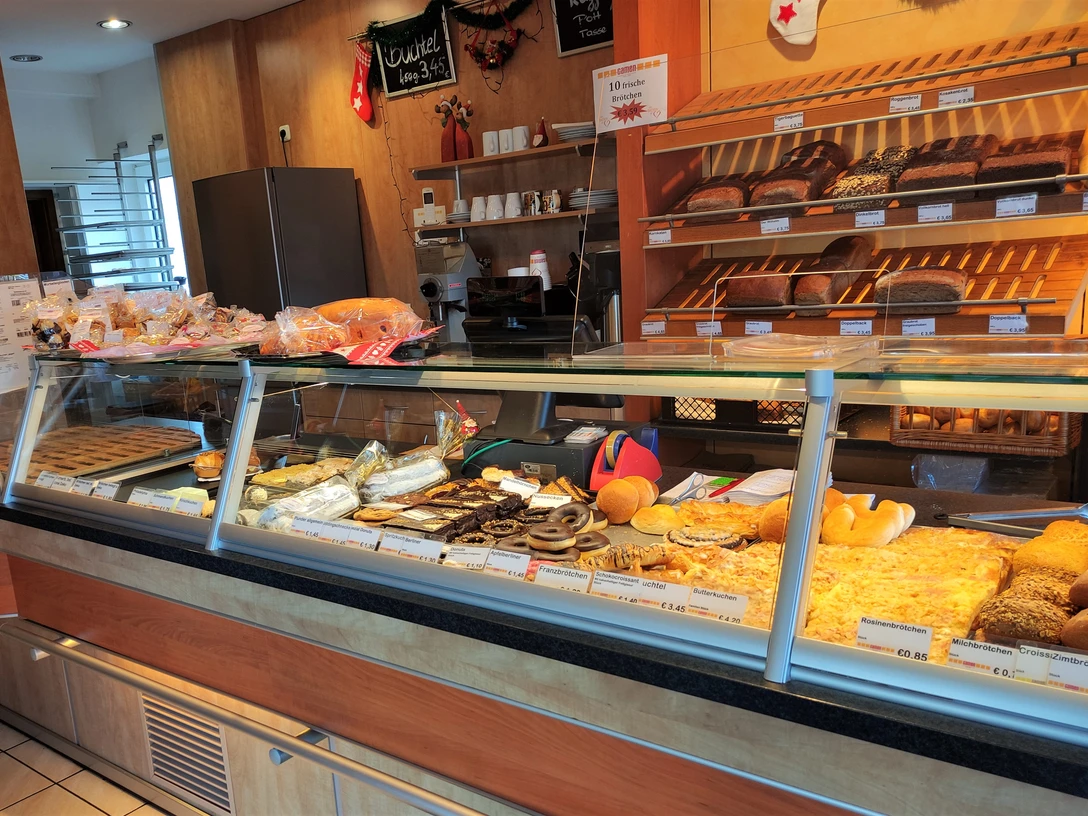 Bäckerei Camen Auslage im Tresen, Donuts, Gebäck, Brot