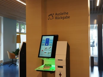 Ein moderner Selbstbedienungsterminal in einer Bibliothek zur Ausleihe und Rückgabe von Büchern.