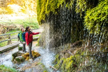 Erfrischung am Wasserfall Dreimühlen am Eifelsteig