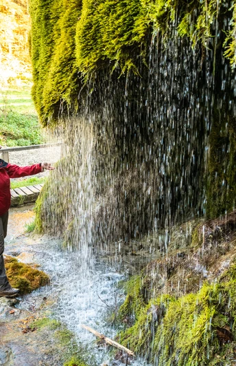 Erfrischung am Wasserfall Dreimühlen am Eifelsteig
