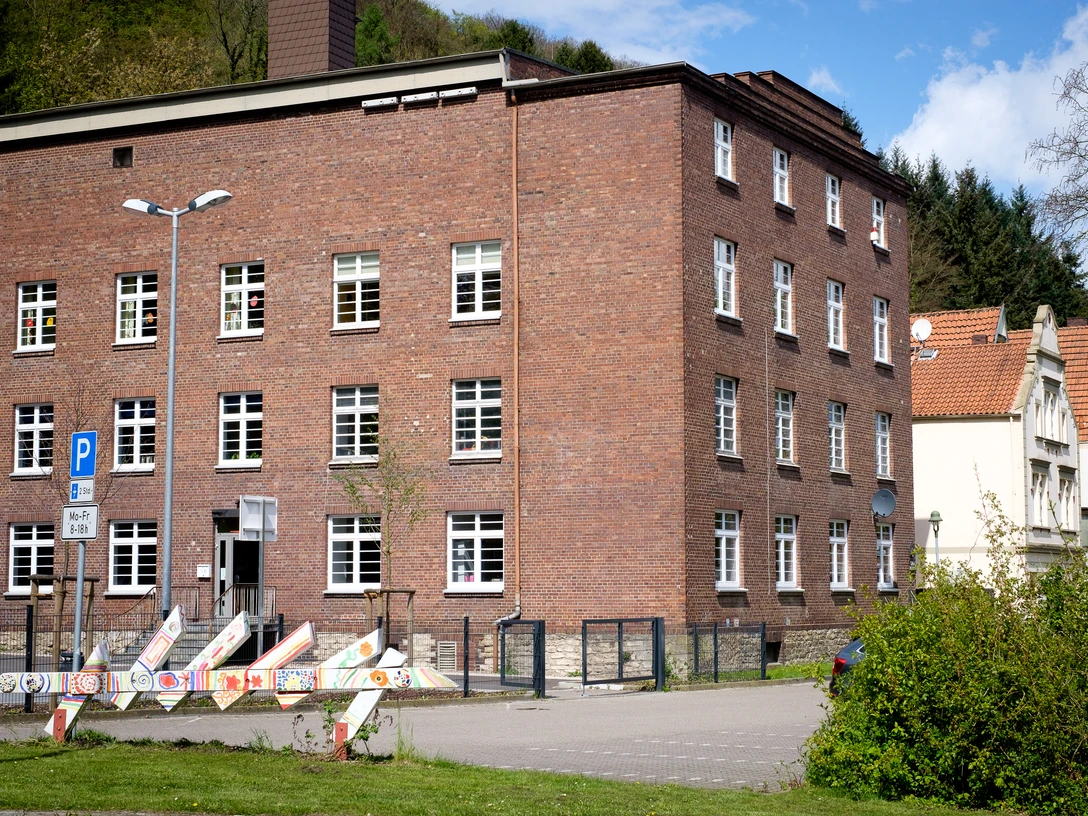 Kulturfabrik, großes Gebäude in Backstein, vorne etwas Rasenfläche