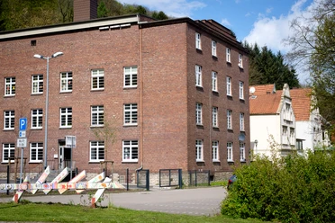 Kulturfabrik Vlotho Kulturfabrik, großes Gebäude in Backstein, vorne etwas Rasenfläche