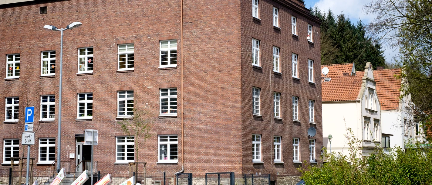 Kulturfabrik Vlotho Kulturfabrik, großes Gebäude in Backstein, vorne etwas Rasenfläche