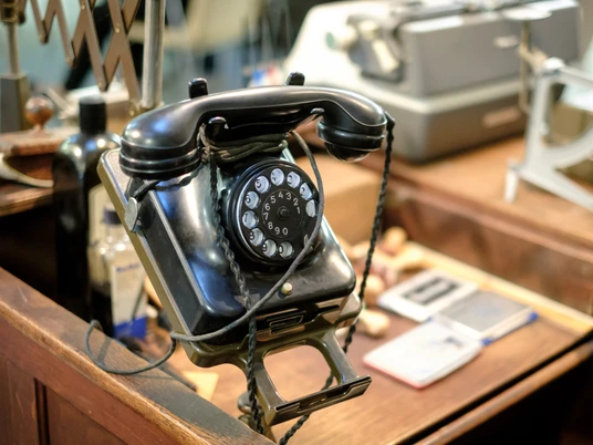 Schwarzes, altes Drehscheibentelefon