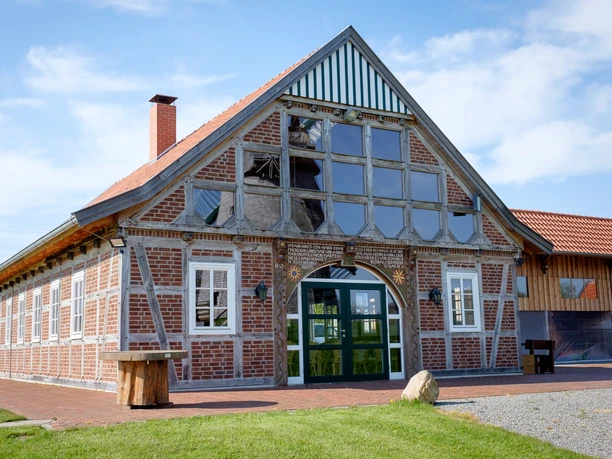 Gebäude Windmühle Exter Historische Windmühle in Exter, typisch für die Region, umgeben von grünem Wiesengelände.