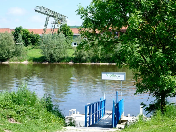 Blick auf den Schiffsanleger im Vlothoer Hafen, die Weser ist zu sehen und die andere Uferseite