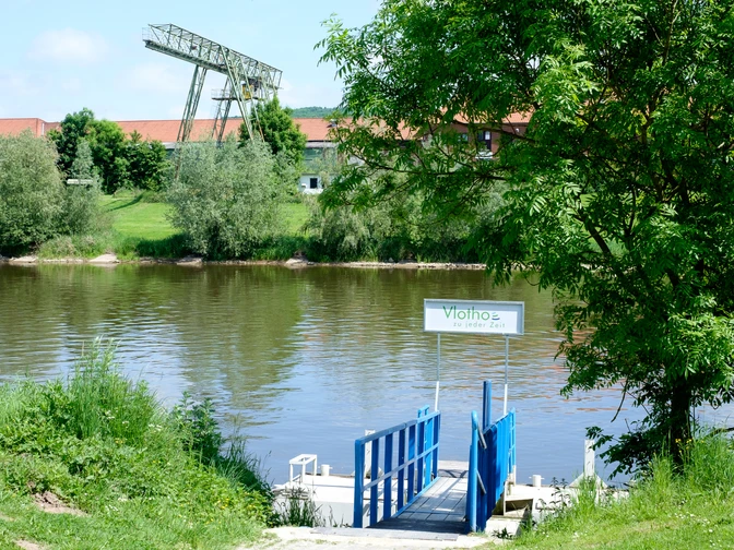 Blick auf den Schiffsanleger im Vlothoer Hafen, die Weser ist zu sehen und die andere Uferseite