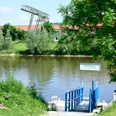 Vlothoer Hafen Blick auf den Schiffsanleger im Vlothoer Hafen, die Weser ist zu sehen und die andere Uferseite
