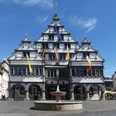 Rathaus Paderborn Historisches Rathaus von Paderborn mit markanter Stufenfassade und bunten Fahnen geschmückt.