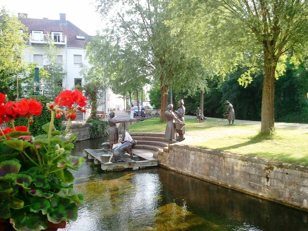 Waschfrauendenkmal an der Warmen Pader SAMSUNG