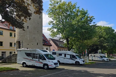 Wohnmobilstellplatz am Maspernplatz Wohnmobilstellplatz am Maspernplatz in städtischer Umgebung, nahe historischer Turm und viel Grün.