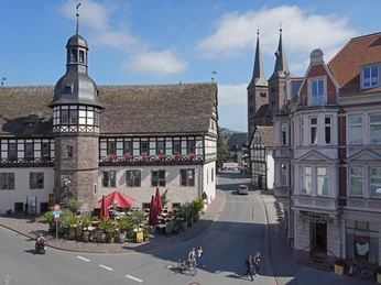 Historisches Rathaus mit Fachwerkaufbau und Glockenturm