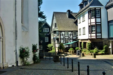 im Ortskern von Nümbrecht Fachwerkhäuser und gepflasterte Straße in Nümbrecht, idyllisches Dorfambiente an einem sonnigen Tag.