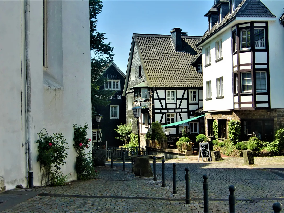 im Ortskern von Nümbrecht Fachwerkhäuser und gepflasterte Straße in Nümbrecht, idyllisches Dorfambiente an einem sonnigen Tag.