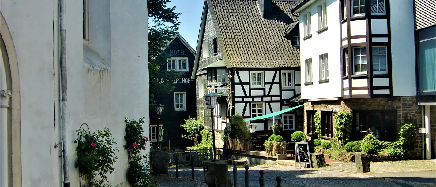 im Ortskern von Nümbrecht Fachwerkhäuser und gepflasterte Straße in Nümbrecht, idyllisches Dorfambiente an einem sonnigen Tag.