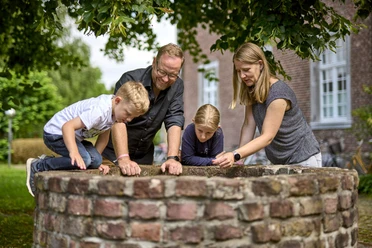 Familie am Kloster Saarn