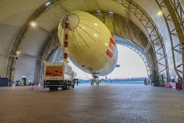 Luftschiff Theo im Hangar
