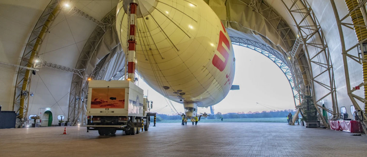 Luftschiff Theo im Hangar