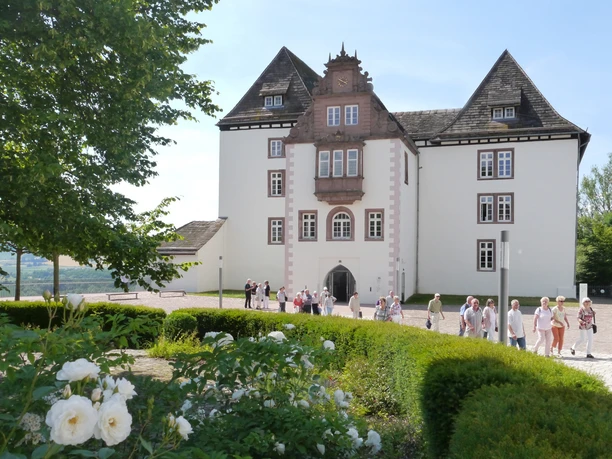 Schlosshof mit Blumenrondell und Schloss Fürstenberg