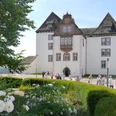 museum-schloss-fuerstenberg-schloss_hofanlage.jpg Schlosshof mit Blumenrondell und Schloss Fürstenberg