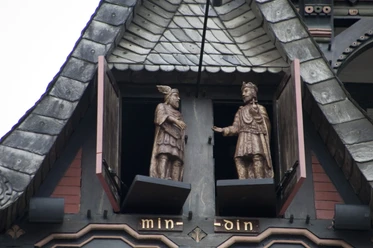 Figurenspiel "min + din" Das Bild zeigt das Figurenspiel "min und din"