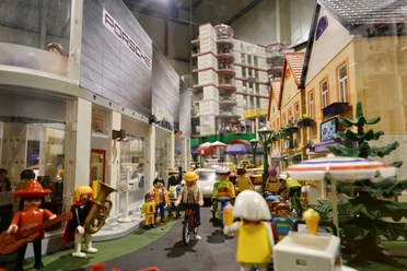 Miniwelten Lathen Detailreiche Miniaturstadt mit Figuren, Fahrzeugen und Gebäuden aus der Spielwelt der Miniwelten Lathen.