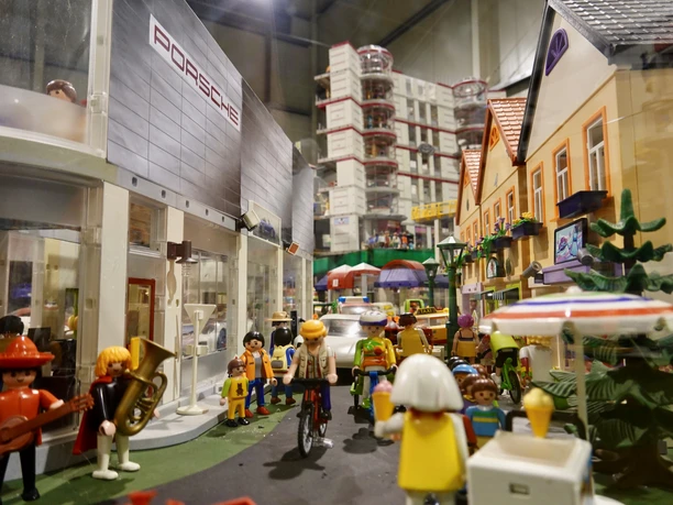 Miniwelten Lathen Detailreiche Miniaturstadt mit Figuren, Fahrzeugen und Gebäuden aus der Spielwelt der Miniwelten Lathen.