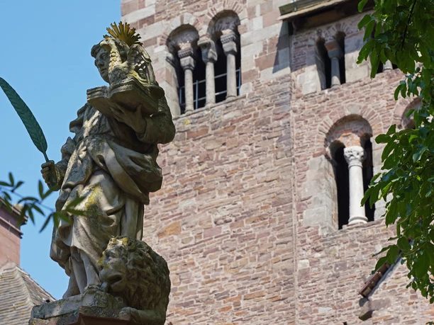 hx-corvey-thomashampel (10).JPG Steinerne Skulptur mit Schreibfeder vor Westwerk der Abteikirche Corvey