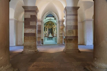 hx-corvey-thomashampel (12).JPG Säulen im Erdgeschoß des Corveyer Westwerkes mit Blick in die barocke Abteikirche
