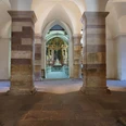 hx-corvey-thomashampel (12).JPG Säulen im Erdgeschoß des Corveyer Westwerkes mit Blick in die barocke Abteikirche