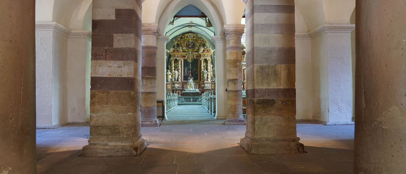 hx-corvey-thomashampel (12).JPG Säulen im Erdgeschoß des Corveyer Westwerkes mit Blick in die barocke Abteikirche