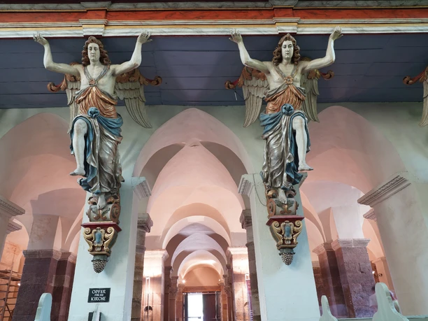 hx-corvey-thomashampel (13).JPG Engel halten die Orgelempore in Corveyer Abteikirche