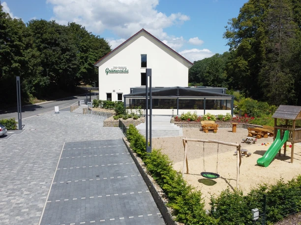 Außenansicht mit Parkplatz & Spielplatz DCIM\101MEDIA\DJI_0141.JPG