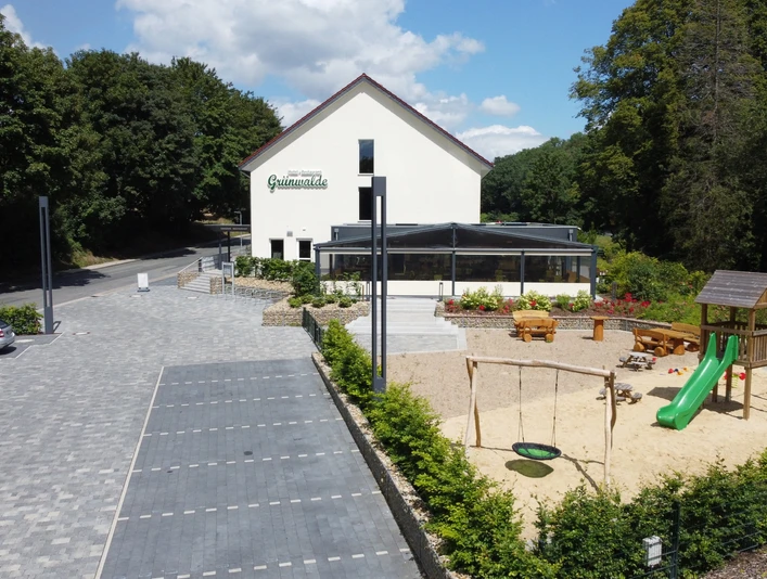 Außenansicht mit Parkplatz & Spielplatz DCIM\101MEDIA\DJI_0141.JPG