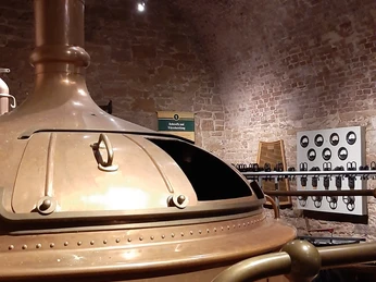 Barres Brauwelt Großer Braukessel in einem Backsteingewölbe. Moderne Bierbrauanlage im rustikalen Ambiente.