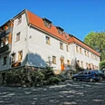 Forsthaus Limberg Forsthaus Limberg: Historisches Gebäude mit weißen Wänden, roten Dächern, parkende Autos davor.