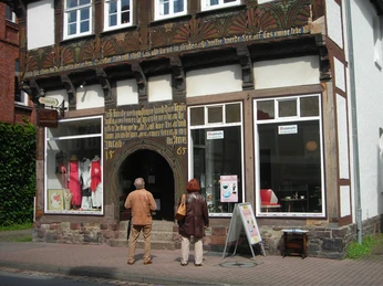 Außenansicht des Fachwerkhauses in dem das Museum im Hütteschen Haus untergebracht istExterior view of the half-timbered house in which the museum is housed in the Hüttesches Haus
