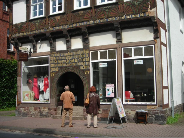 Exterior view of the half-timbered house in which the museum is housed in the Hüttesches Haus