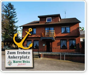 Gaststätte Zum frohen Anker_PrOldenorf.JPG Backsteingebäude zweistöckig mit Schindeldach, Holzbalkon und großen Fenstern; Schild mit gelbem Anker.