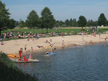 hx-freizeitanlage-sigurdelert (5).JPG Menschen am Badestrand und im See, Liegewiese im Hintergrund